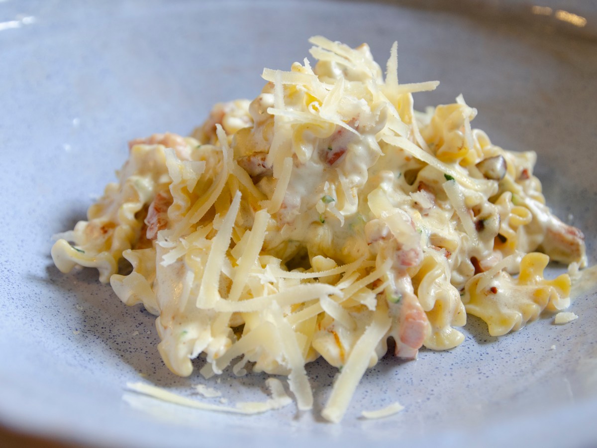 Pasta con queso crema, calabacín y bacon